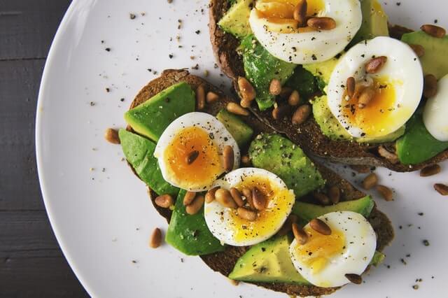 trung-chua-nhieu-protein Trứng là thực phẩm chứa nhiều protein giá rẻ