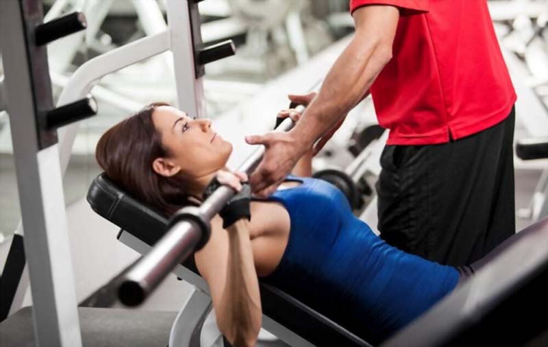 Tập ngực với tạ đòn
